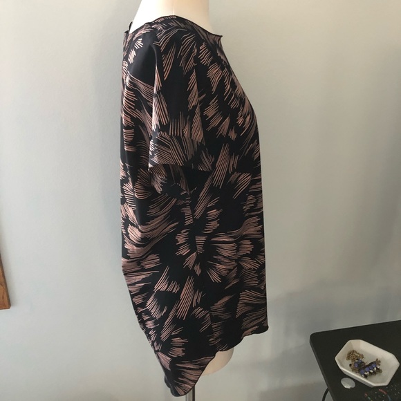 ✨2/$25 cabi Tate Printed Short Sleeve Black Top - Picture 4 of 9